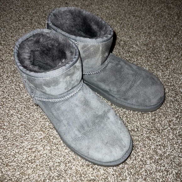 Grey uggs - Picture 1 of 4